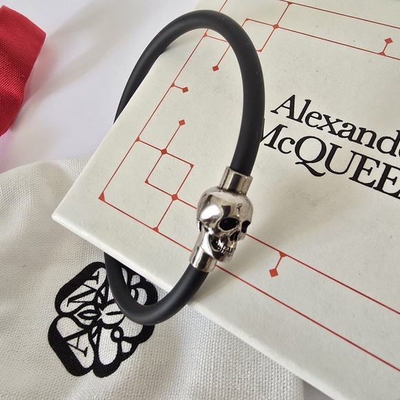Alexander McQueen Rubber Skull Bracelet Black - Picture 7 of 8